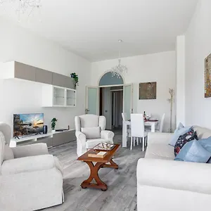 https://lungarno-elegant-apartment-with-panoramic-balcony.it-tuscanyhotel.com